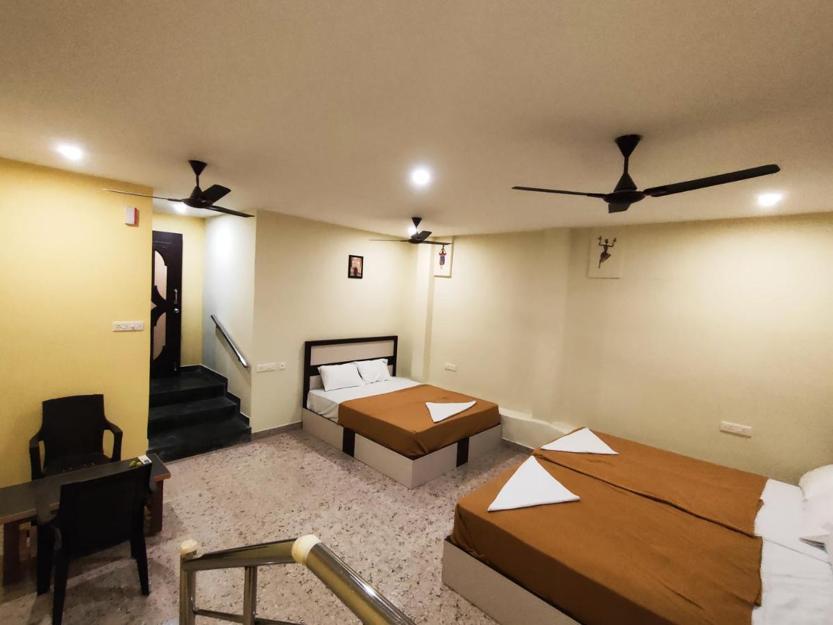 Srirathna Temple View Inn Thanjavur Exterior photo